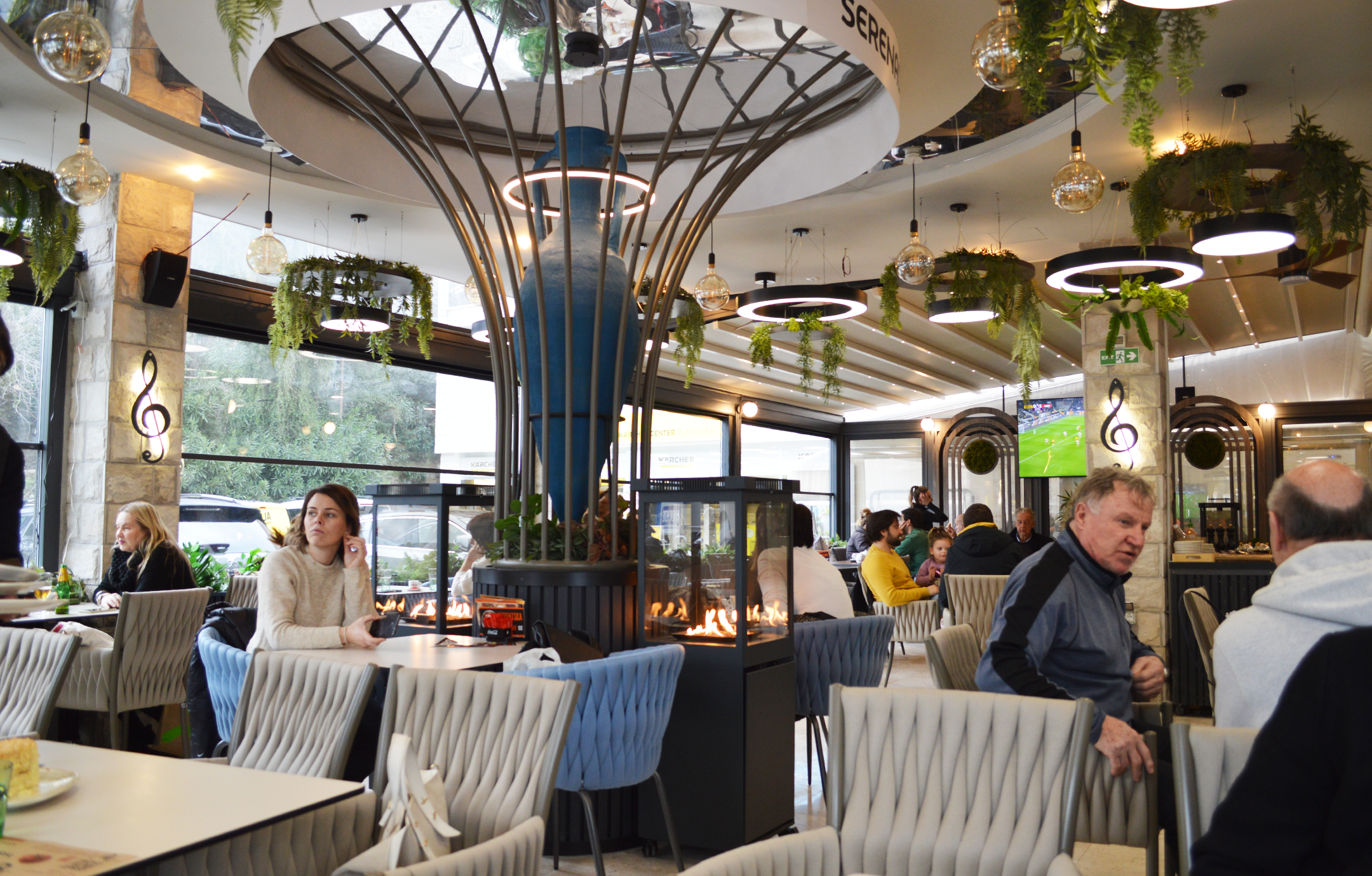 Affordable eats in Dubrovnik at Serenada Bistro – Neapolitan pizza, cakes, desserts and baklava near Gruž Port